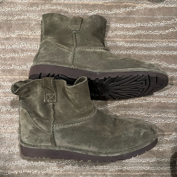 UGG Mini Unlined - Size 8 - Picture 1 of 3